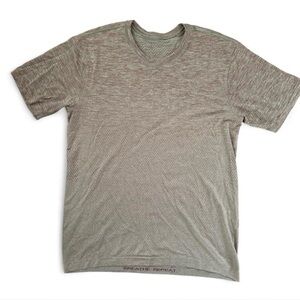 Lululemon men’s vented workout top